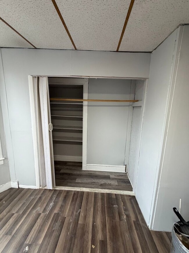 Building Photo - 5 Bedroom House