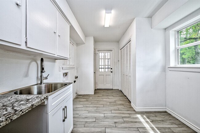 Building Photo - 5319 S Braeswood Blvd
