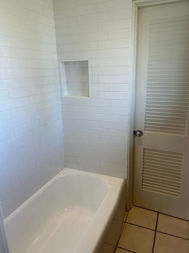 Building Photo - Contact Peggy 501 676 1758