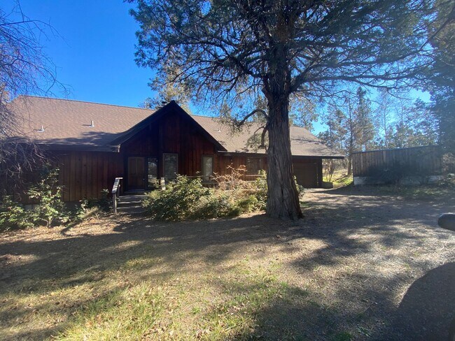 Building Photo - Rustic Charm Just North of Bend