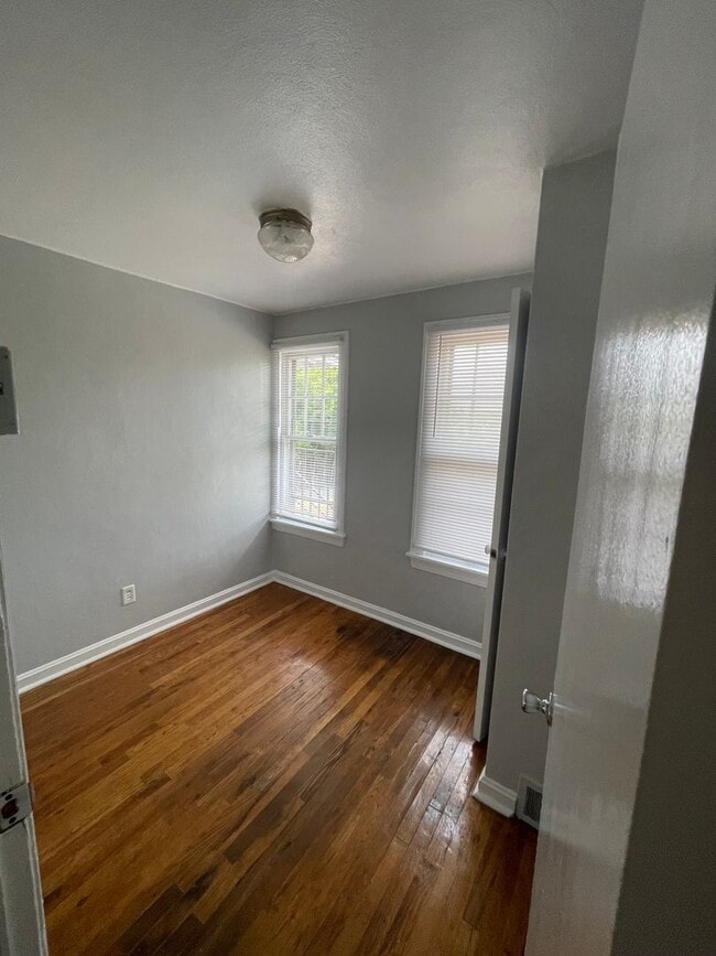Building Photo - Large 1 Br upstairs apartment - with 2 bon...