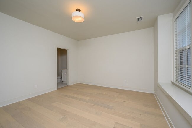 Building Photo - **LIKE-NEW, HIGH-END EXECUTIVE HOME WITH I...