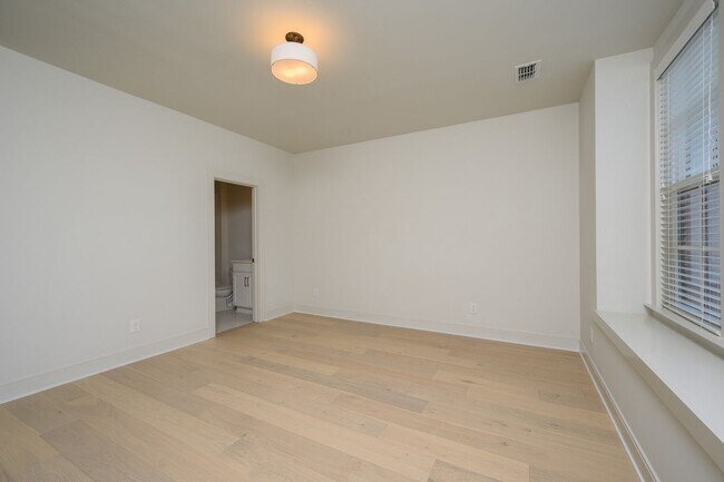 Building Photo - **LIKE-NEW, HIGH-END EXECUTIVE HOME WITH INCREDIBLE OUTDOOR ENTERTAINING IN IDEAL LOCATION**