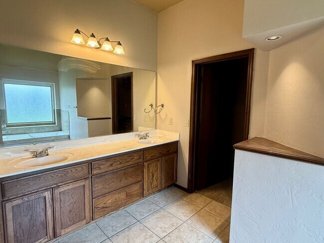 Building Photo - Beautiful 4 Bed 3 Bath Home with Great Loc...