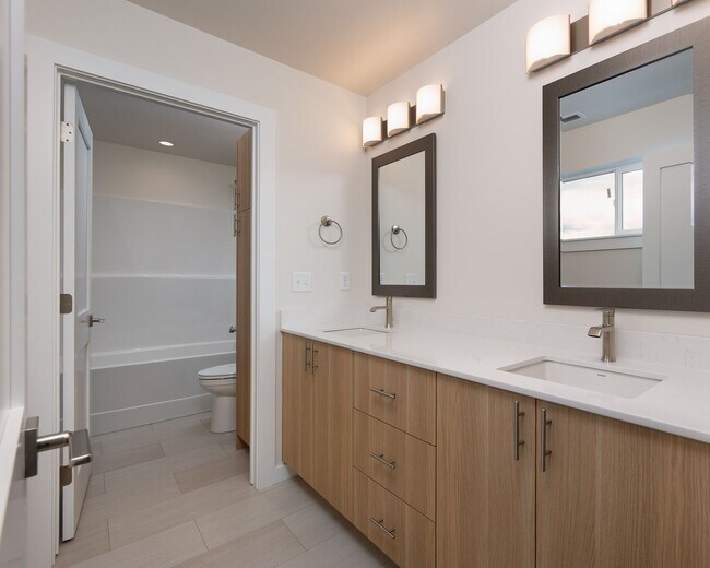 Building Photo - Stunning 4 bed, 3 bath - Corner Lot
