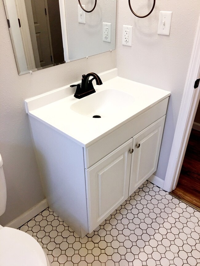 Building Photo - Renovated and Move in Ready...769 Condit, ...