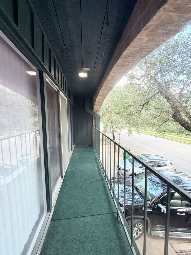 Building Photo - Modern 2/2.5/1 Townhome Across From The Me...