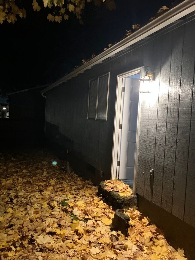 Building Photo - 2429 NE Saratoga St