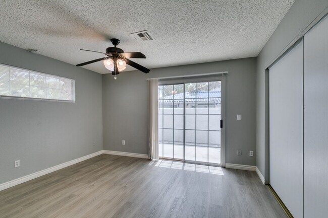 Building Photo - 2117 Willowbury Dr
