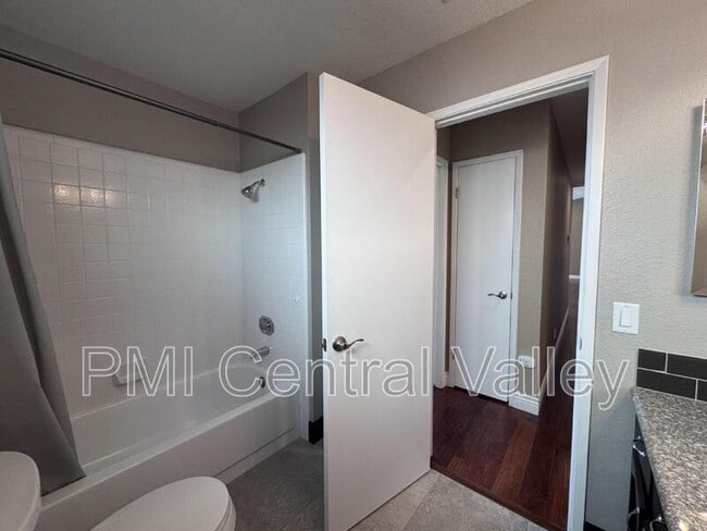 Building Photo - 2104 Graywood Ct