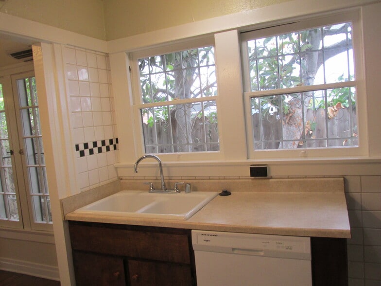 Kitchen looking toward side yard - 502 N Vista St