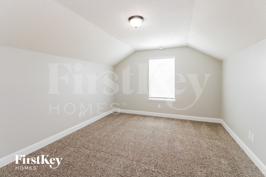 Building Photo - 2612 Royal Pointe Dr