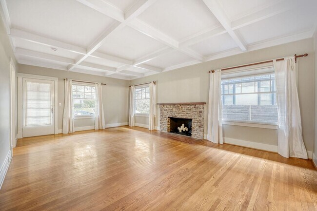 Building Photo - Montlake/Madison Park Area | Remodeled 3 Bed + Bonus Spaces | Arboretum Access