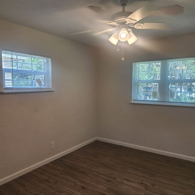 Building Photo - 3 bedroom 1.5 bath