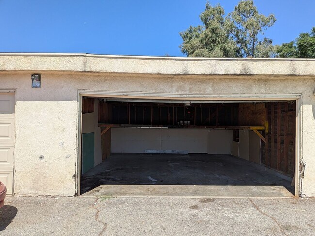 Building Photo - Charming 3BR Condo in Fontana