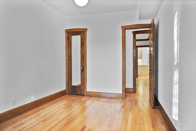 Building Photo - 1402 W Warner Ave