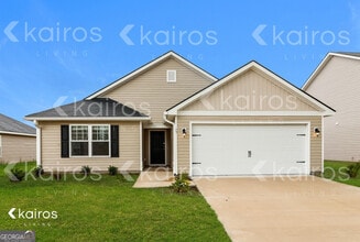 Building Photo - 17 Red Oak Dr.