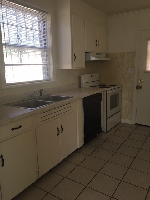 Building Photo - 3 Bedroom / 1 Bath Close to VSU