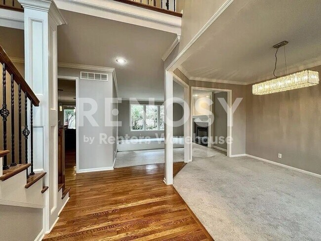 Building Photo - 5 Bedroom Home in Overland Park