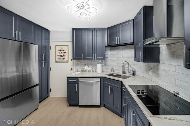 Building Photo - 6033 N Sheridan Rd