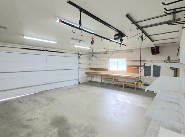 Building Photo - Grandiose Home on 1 Acre -- in East Wenatchee for Rent!! **5 Bed, 3 Bath**