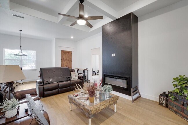 Building Photo - 4304 N Chisholm Trail