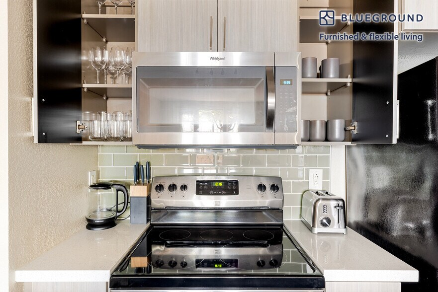 Building Photo - 5684 Bay St