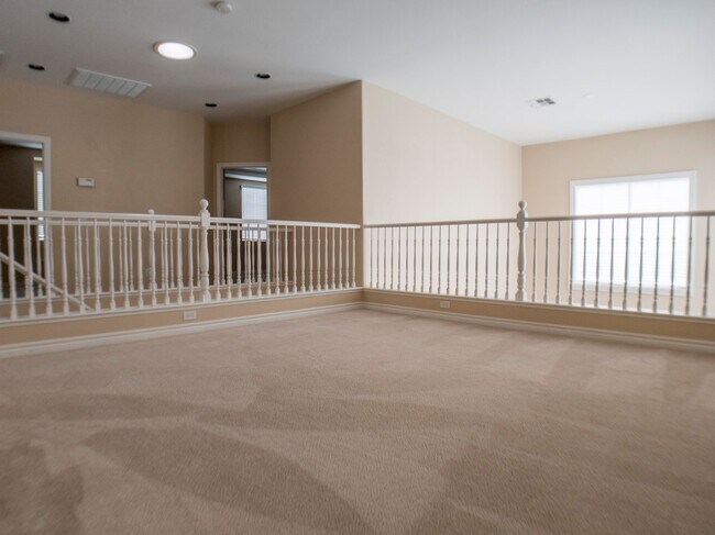 Building Photo - 3 BEDROOM, 3 BATHROOM, 2 CAR GARAGE, COMMUNITY POOL & SPA
