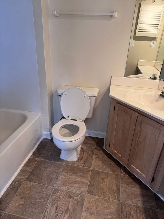 Building Photo - 2 Br 2 Bath