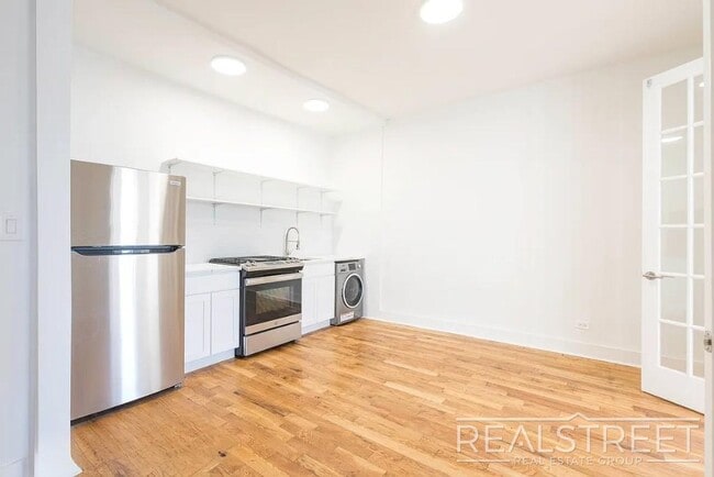 Building Photo - Spacious 2 BED + office in Bushwick