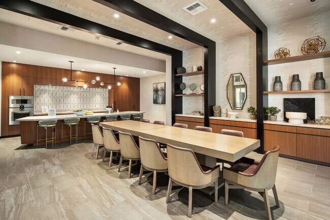 Building Photo - 2Bd/1.75Ba Bellevue Condo