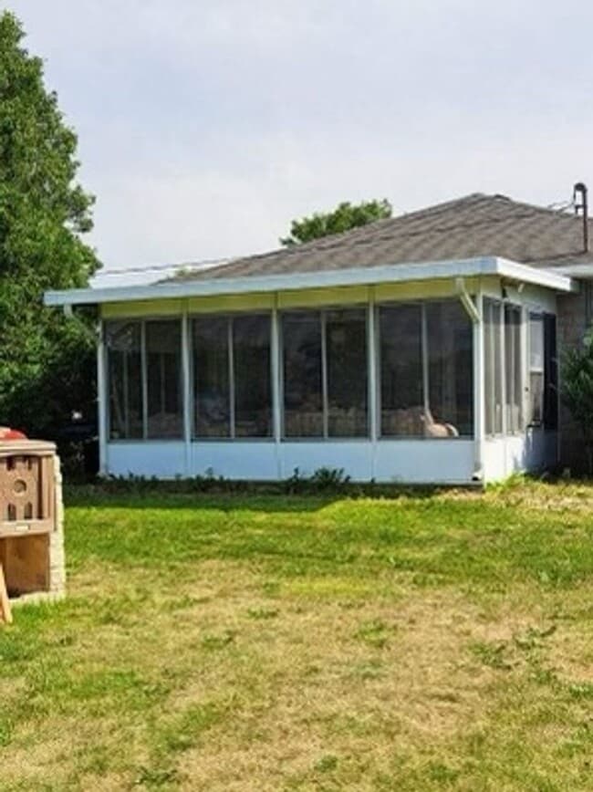 Building Photo - Country Home in Wes-Del School District
