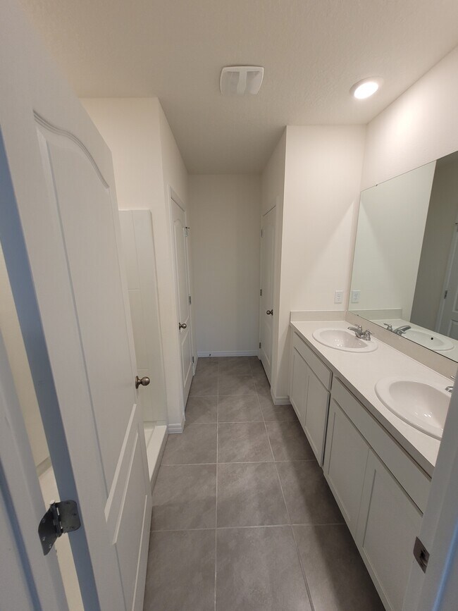 Building Photo - 488 Lily Ln