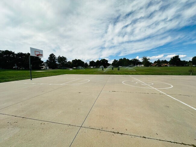 Building Photo - Bright and Spacious Duplex Style Home with HUGE Fenced in Backyard!!!