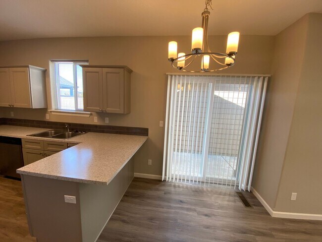 Building Photo - 556
