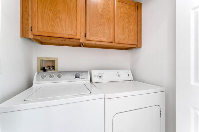 Building Photo - Single Story 3 bedroom and 2 bath home.