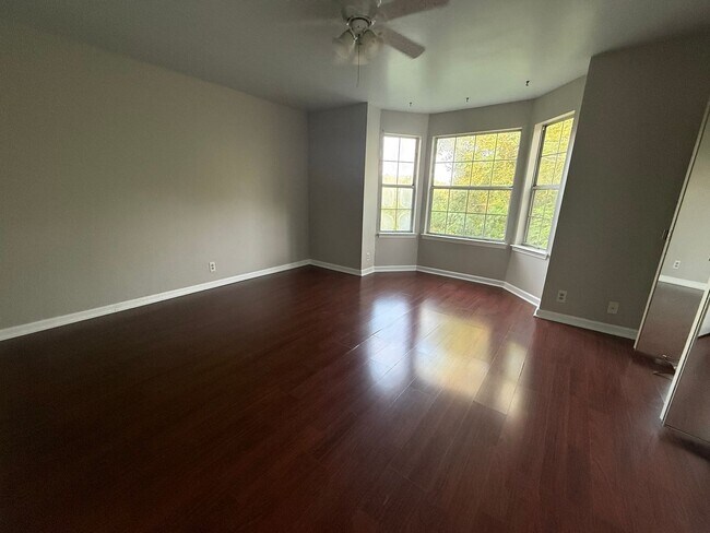 Building Photo - 3-Level End-Unit Townhome Near I-24 & Tang...