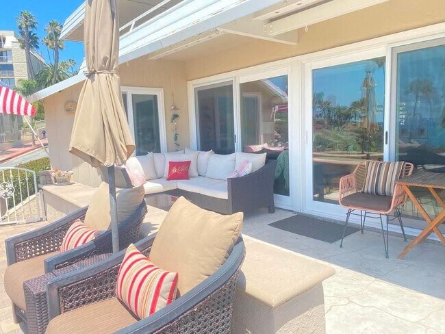 Building Photo - 501 Avenida Del Mar
