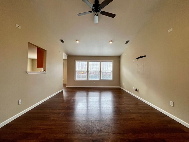 Building Photo - Charming 3 bed 2 bath home with oversized 2 car garage in Humboldt Hill