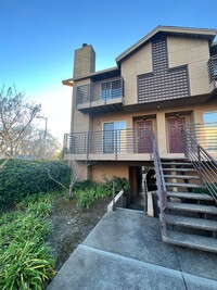 Building Photo - CENTRALLY LOCATED NAPA TOWNHOME