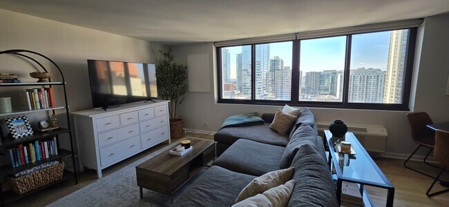 Building Photo - 1221 N Dearborn Pkwy