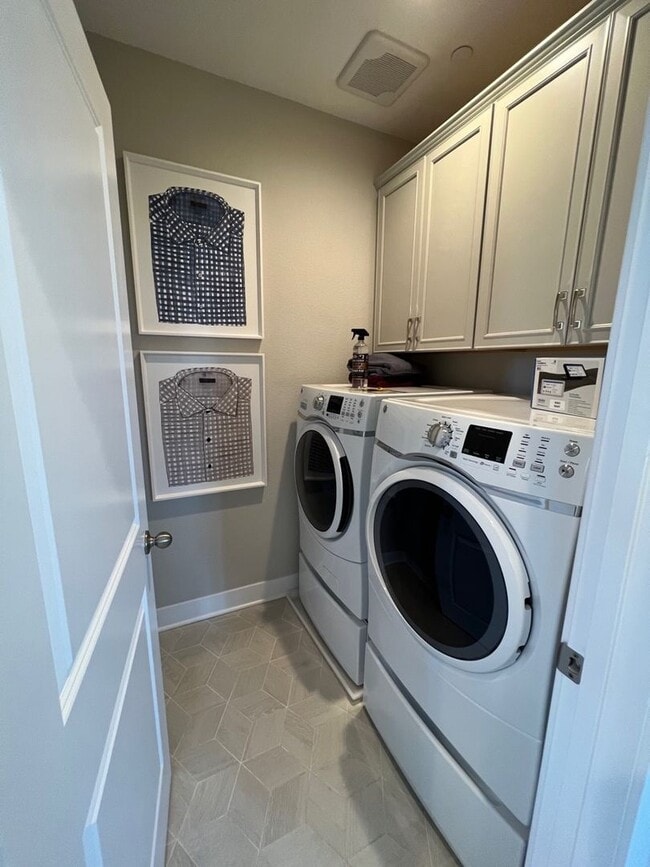 Building Photo - 809 Cosmos Dr