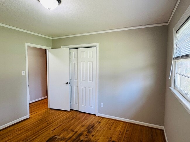 Building Photo - Freshly Renovated 4-Bedroom Retreat!