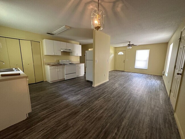 Building Photo - Beautiful Home Oversized Lot