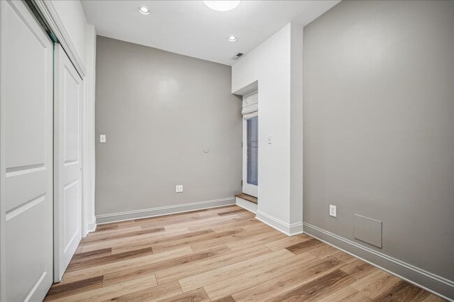 Building Photo - Modern 2BR 2BA Apartment in Columbia Heights