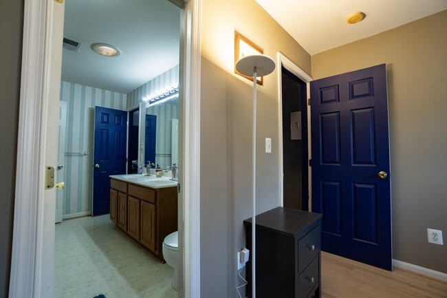 Building Photo - 8538 Towne Manor Ct