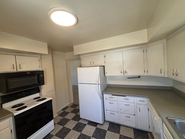 Building Photo - 1135