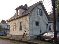 Building Photo - 3 bedroom 1 bath single family home with y...