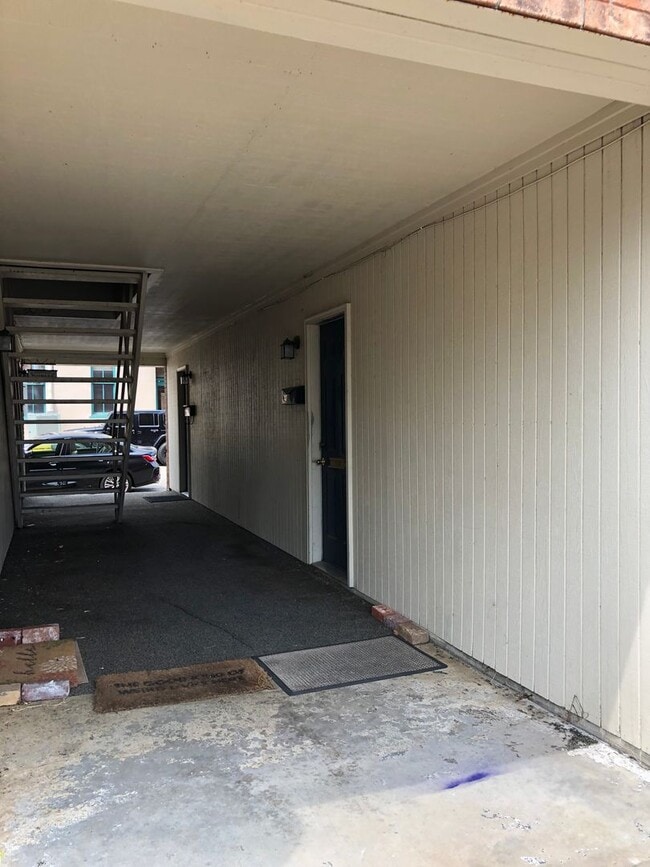 Building Photo - Downtown 2 Bedroom Apartment! Water included!