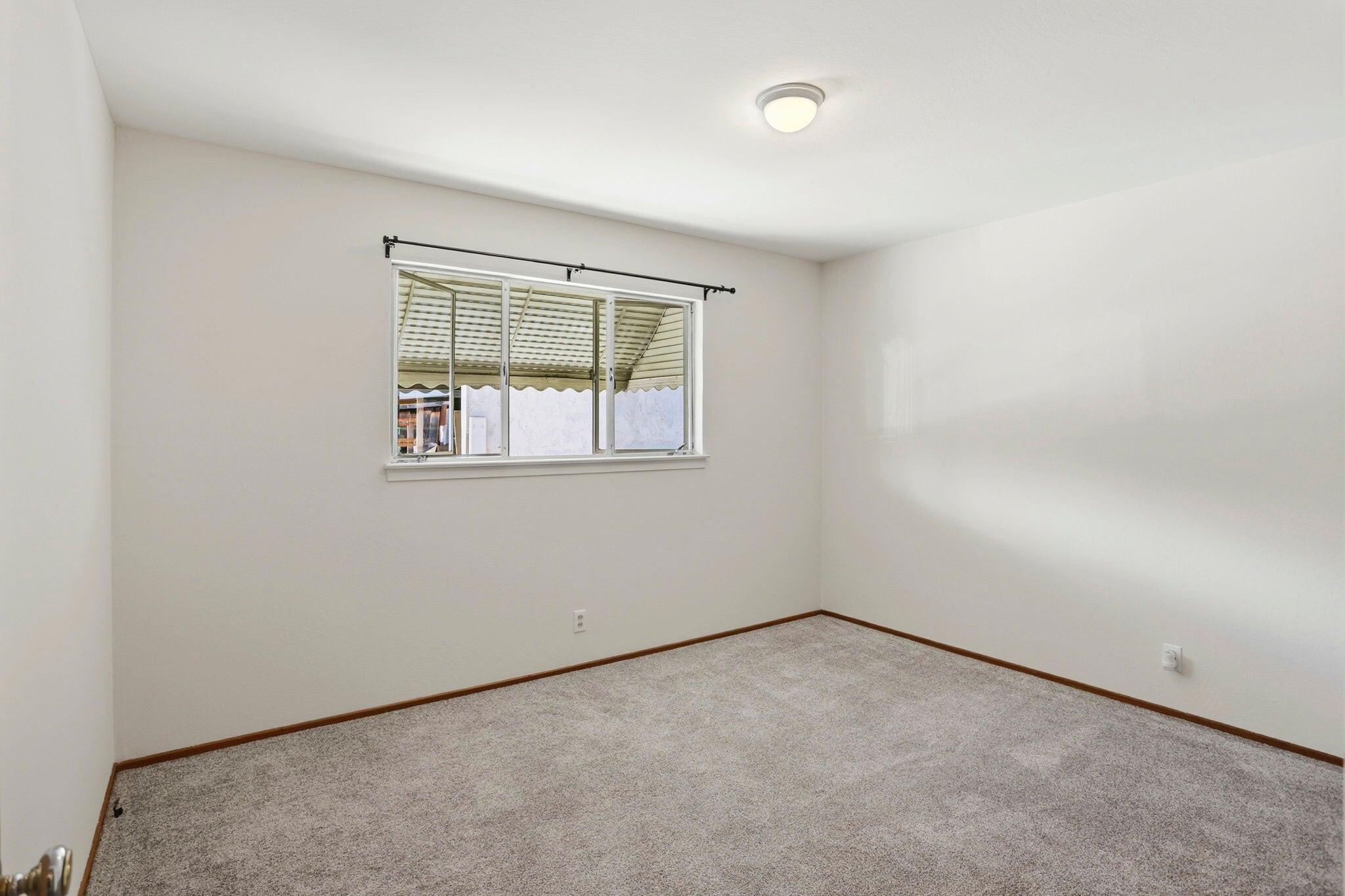Building Photo - 2105 Royal Dr